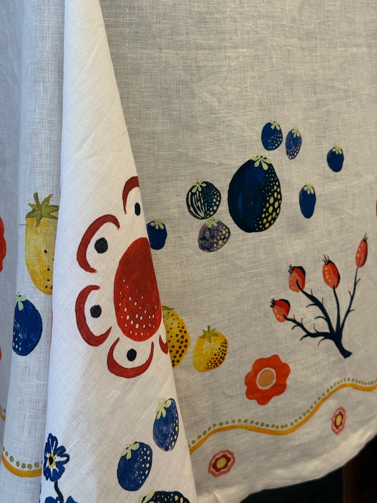Scalloped Edge Fruits and Flora Table linen