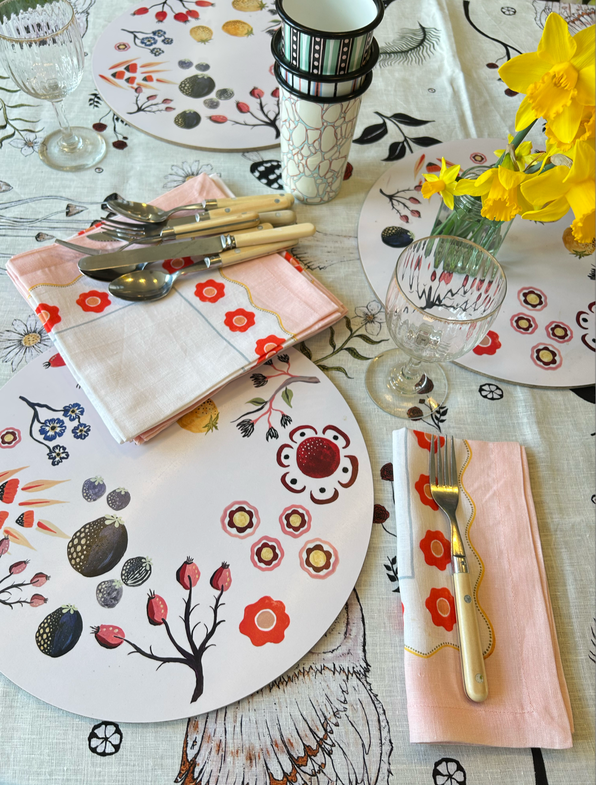 Scalloped Round Flora and Fruit Table Mat