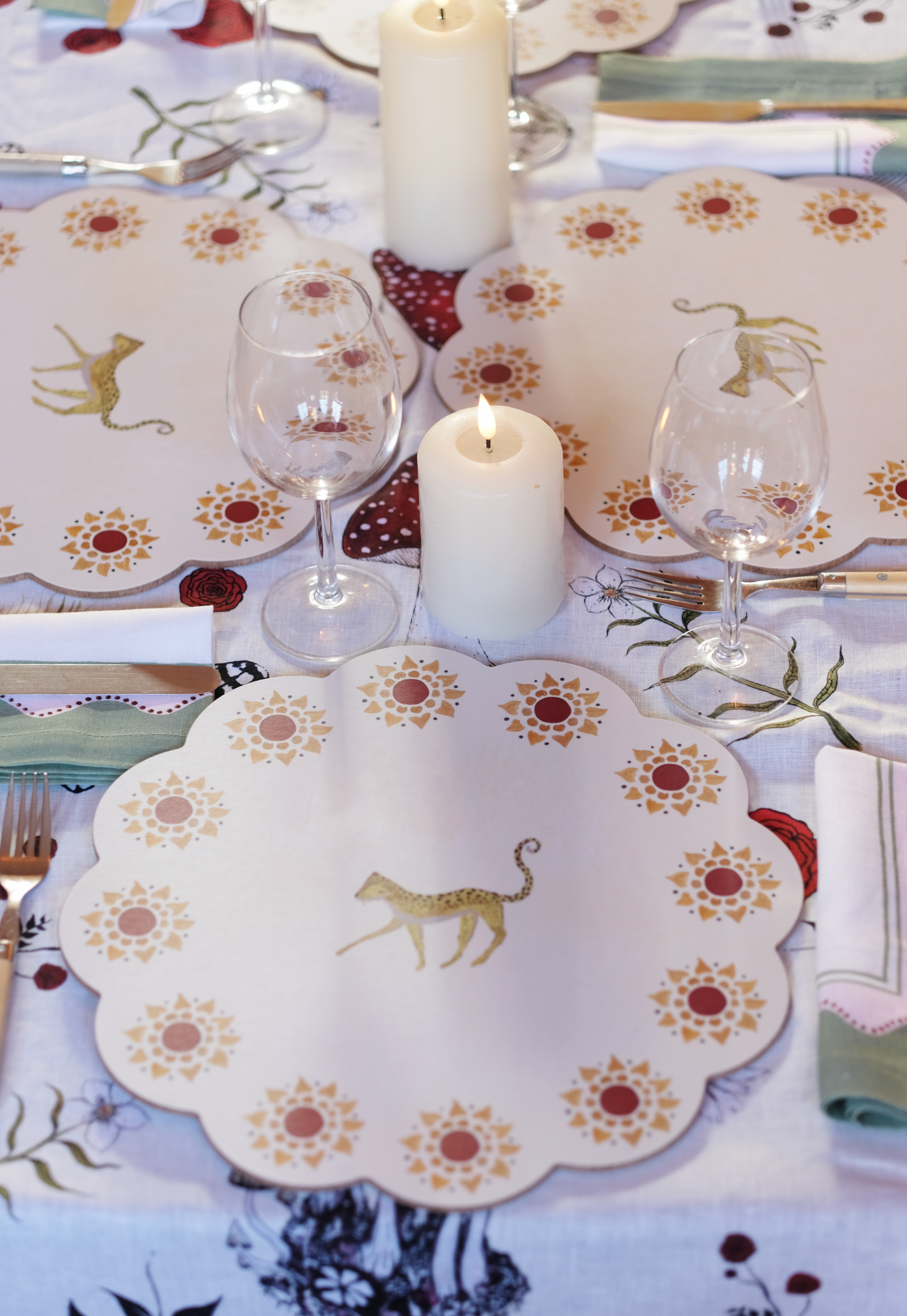 Scalloped Round Flower and Leopard Table Mat